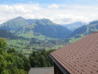 Blick über Saanen, nach Gstaad (zu erkennen ist das bekannte Palace-Hotel)