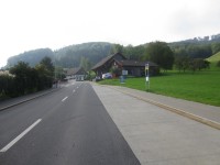 schon fast noch im Ortskern steigt die Hauptsstraße an, die in 6km zum Albis-Pass hochführt