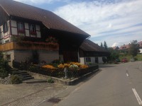 Berg am Irchel bietet manch sehenswertes Bauernhaus und viele schön angelegte Gärten