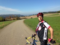 Benjie wird das Basso-Rad gleich rechts über den Chaistenberg zurück ins Rheintal lenken