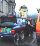 ... Andy und ich schon: die 2 Vorderräder kommen wieder in Günter's BMW!
