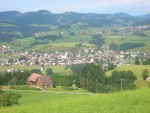 Lohn für den hochprozentigen Anstieg ab Ganterschwil: das malerische Toggenburg - hier der Ort Bütschwil - liegt zu Füßen